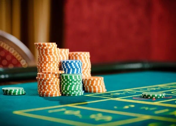 Live dealer table streaming on mobile phone showing multi-camera view